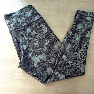 Lululemon Wunder Under Foil Embossed flower/black 25 inch size 6